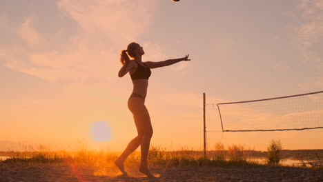 Junges-Mädchen-Springt-Und-Spielt-Volleyball-Am-Strand-In-Zeitlupe